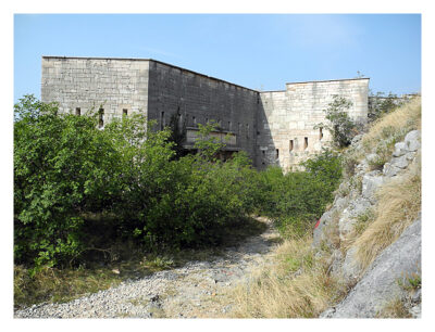 Forte Monte (Mollinary): Der erste Blick auf die Festung vom Parkplatz aus