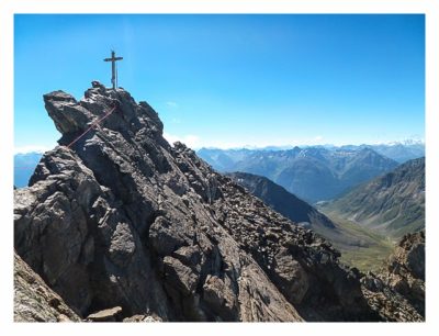Gipfelkreuz auf der Dreiländerspitze bei T5-Geocaching-Tour Silvretta