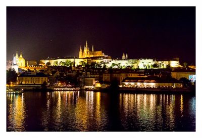 Blick auf den Festungsberg in Prag bei Nacht