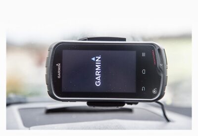 Garmin Monterra in der Autohalterung beim Einschalten