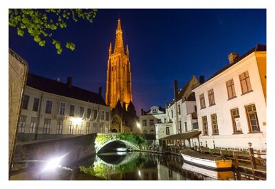 Turm der Liebfrauenkirche vom Kanal aus gesehen in Brügge