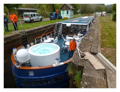 Radtour von Saarbrücken nach Straßburg: Ausflugsboot in der Schleuse