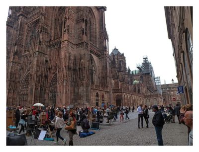 Radtour von Saarbrücken nach Straßburg: Touristen um die Kathedrale
