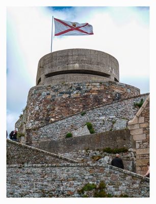 Jersey - Elizabeth Castle - Beobachtungsturm mit Fahne von Jersey