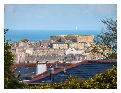 Guernsey - St. Peter Port - Candie Gardens - Blick auf Castle Cornet