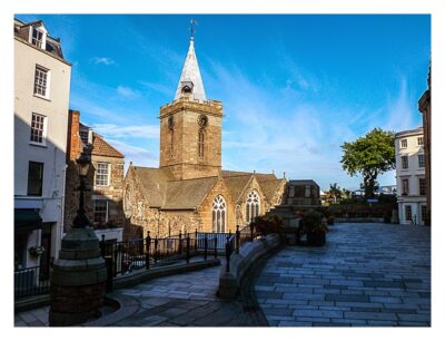 Guernsey - St. Peter Port - Platz vor der Kirche