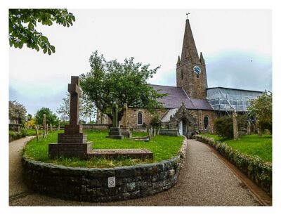 Guernsey - St. Peter Port - Kirche mit Menhier