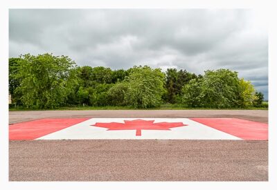 Östliche Landungsstrände - Beny sur Mer - Kanadische Flagge auf dem Parkplatz