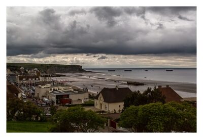 Östliche Landungsstrände - Arromanches - Blick auf den Strand mit den Hafenresten