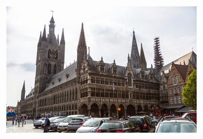 Geocaching in Flandern - Ypern - Platz vor dem Rathaus