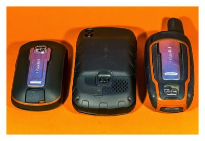 GPS-Halterung: Mein Test - Rückseiten von drei GPS-Geräten