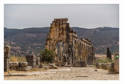 Volubilis - Der Blick von Außen auf die Basilika