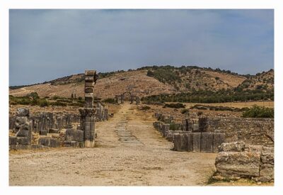 Volubilis - Die Hauptstraße mit Blick zum Stadttor