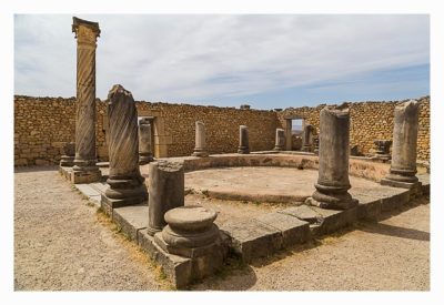 Volubilis - Säulen umrahmen den Innenhof einer römischen Villa