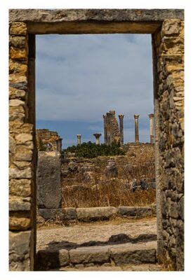 Volubilis - Blick aus einer römischen Villa durch die Eingangstür auf das Kapitol