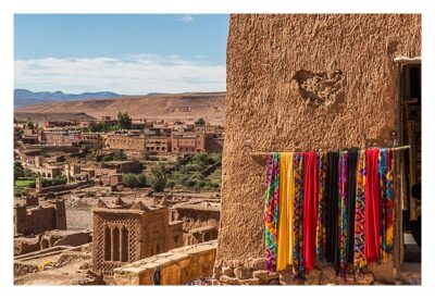 Aït-Ben-Haddou - ein Laden mit bunten Schals