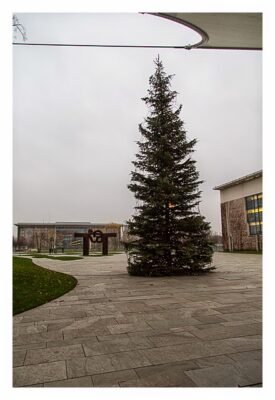 Mit dem Berufsgeocacher ins Bundeskanzleramt - Weihnachtsbaum im Ehrenhof