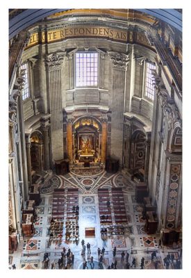 Rom: Der Vatikan - Blick aus der Kuppel des Petersdoms in die Kirche