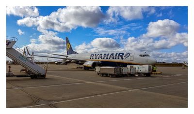 Ryanair-Flugzeug auf der Parkposition
