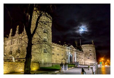 Abendliches Geocaching in Kilkenny - angestrahltes Schloss 