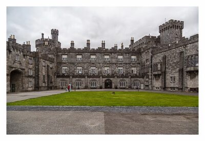 Abendliches Geocaching in Kilkenny - Innenhof des Schlosses