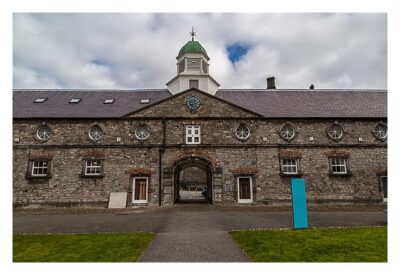 Abendliches Geocaching in Kilkenny - ehemalige Schloss-Stallungen