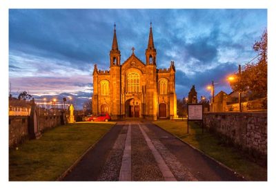 Abendliches Geocaching in Kilkenny - beleuchtete Kirche