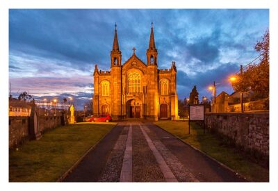 Abendliches Geocaching in Kilkenny - beleuchtete Kirche