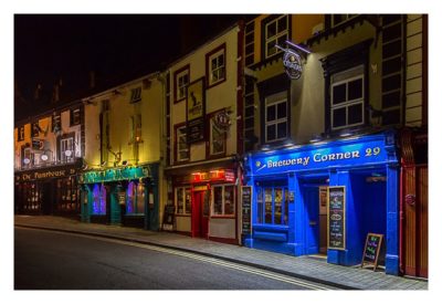 Abendliches Geocaching in Kilkenny - Pubs an der Hauptstrasse