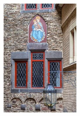 Ältester Geocache Deutschlands - Maria im Innenhof der Burg Eltz