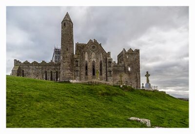 Rock of Cashel - Blick auf den Roundtower