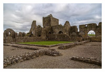 Rock of Cashel - Hore Abbey - die Mauerreste vom Kreuzgang