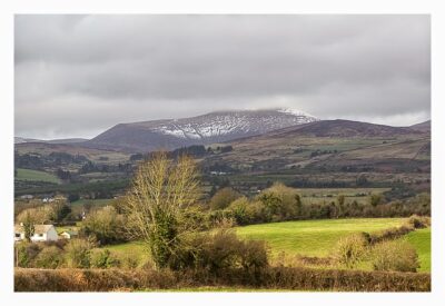 Die Höhle von Mitchelstown - Blick auf die schneebedeckten Hügel