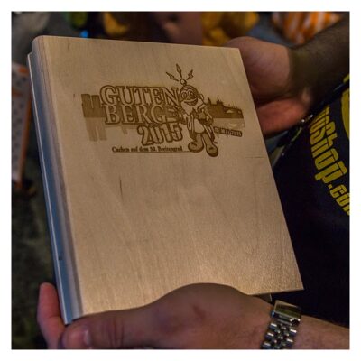 Geocaching Giga-Event "Gutenberg 2015" - GeoCoinCollector 2.0 als Buch aus Holz