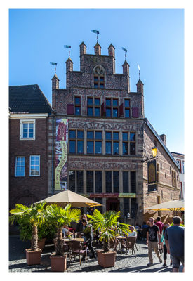 GeoXantike 2015 - beeindruckende Fassade in der historischen Altstadt von Xanten