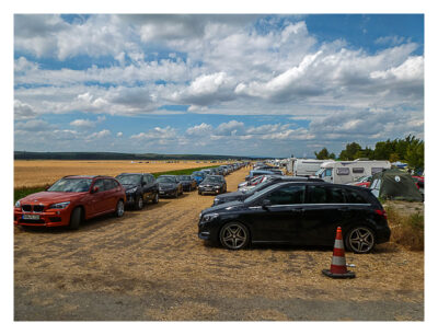 Mega am See 2015 - Der parkplatz auf dem Feld