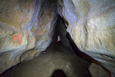 Geocaching auf Malta: Der Süden - Ghar Hasan - enger Gang in der Höhle