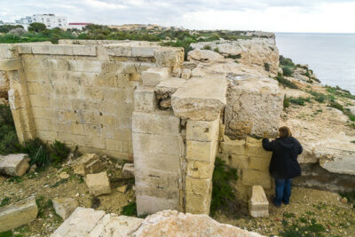 Geocaching auf Malta: Der Süden - Die Klippen bei Ghar Hasan: saarzwerg findet die Dose