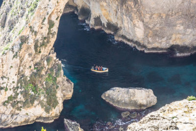 Geocaching auf Malta: Der Süden - Die Blaue Grotte: ein Touristenboot auf dem Weg in die Grotte