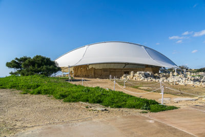 Geocaching auf Malta: Der Süden - die Tempel von ?a?ar Qim und Mnajdra - futuristisches Dach