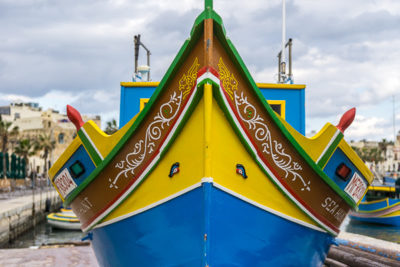 Geocaching auf Malta: Der Süden - Der Hafen von Maxaxlokk: der Bug eines traditionellen Fischerboots