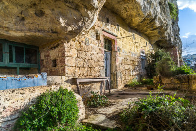 Geocaching auf Malta - verlassene Felsenwohnung