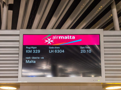 Geocaching auf Malta - Air Malta Anzeigetafel mit Flugnummer