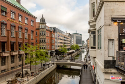 Titelbild: Altstadt in Aarhus mit Promenade am Kanal