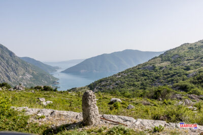 Blick von der Gebirgsstraße in die Bucht von Kotor