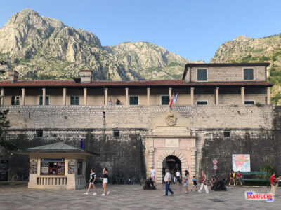 Stadtmauer mit Stadttor - der Eingang in die Altstadt von Kotor