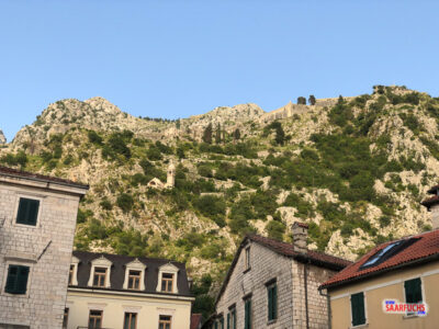 Blick auf die Stadtmauer von Kotor hoch oben im Gebirge