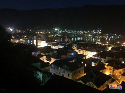 Blick von oben auf die beleuchtete Altstadt von Kotor