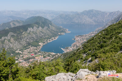 Blick von der Gebirgsstraße auf die Bucht von Kotor