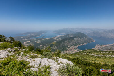 Blick von der Gebirgsstraße auf die Bucht und die Adria